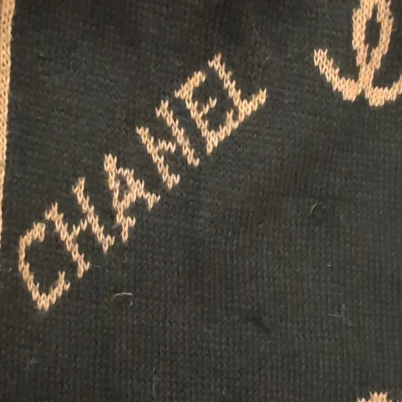 Chanel CC Logo Knit Scarf in Black & Beige - Picture 6 of 6